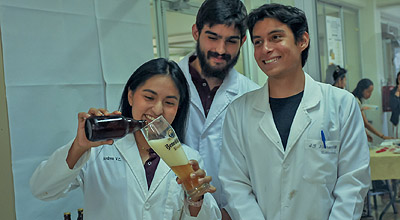 Aprenden jóvenes de Ciencias Químicas a  elaborar cerveza y vino y a vincularse con empresas