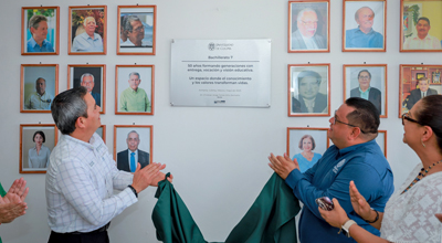 Develan placa y rector dicta conferencia en  los 50 años del Bachillerato 7 de Armería