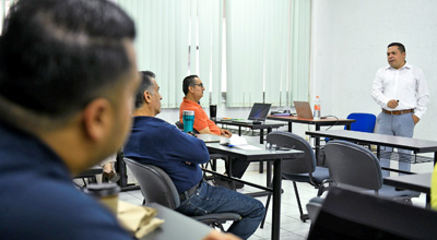 Docentes aprenden a desarrollar modelos de negocio en taller de emprendimiento