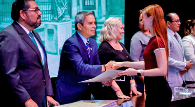 Entrega UdeC 200 grados académicos y títulos  profesionales a 128 mujeres y 72 hombres