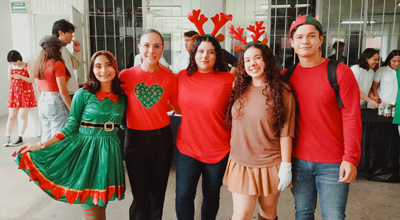 Con niños y niñas de primaria, festejan la navidad estudiantes del Bachillerato 8 