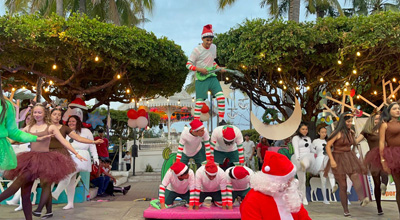 Jóvenes del Bachillerato 25 de Comala ofrecieron un festival navideño en el jardín principal