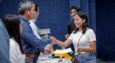 Otorgan 129 becas para que estudiantes  aprendan una segunda lengua