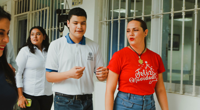 Elaboran placas en Braille para compañero  con discapacidad visual, en Bachillerato 23