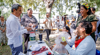 Se suma rector de la UdeC a kermés  de Día de Muertos con causa