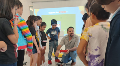 Realizan tercera sesión del taller “Viernes recreativos Ucol”