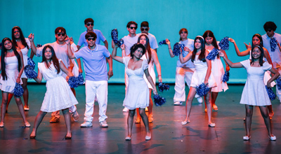 Bachilleres bailan y cantan  por una cultura de paz